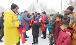 Gaziantep Büyükşehir çocukları unutmadı! Bere ve eldiven hediye etti