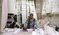 Kadın terzi, veresiye aldığı makinelerle kendi işini kurdu