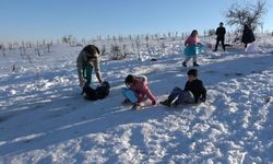 Gaziantep'te çocukların kar eğlencesi gülümsetti! Poşet ve leğenlerle kayarak eğlendiler