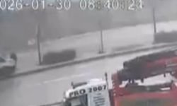 Gaziantep’te yürekleri ağızlara getiren kaza! İşçi servisi refüje çıktı, yaya son anda kurtuldu!