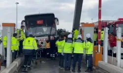 Bir Anlık Hata Felakete Dönüştü: Otobüsün Çarptığı Otomobil Gişede Sıkıştı