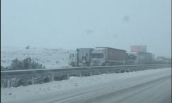 Gaziantep Otoyolunda kar esareti! Tırlar yolda kaldı