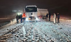 Kaza yapan tır Gaziantep-Nurdağı yolunu kapattı