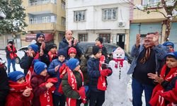 Gaziantep Büyükşehir, çocukların kar sevincine hediyelerle ortak oldu