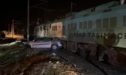 Osmaniye'den Gaziantep istikametine giden yük treni otomobile çarptı! Yaralılar var…