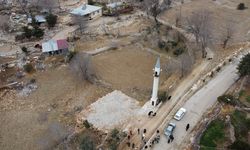 Cemaat, imam, minare var fakat cami yok