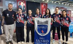 SANKO Okulları Genç Kız Yüzme Takımından büyük başarı! Bölge şampiyonu oldular