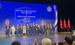 Gaziantepli sedefkâr Fıstıkçı’nın külliye ‘deki ödül heyecanına Derya Bakbak eşlik etti