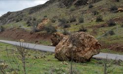 Gaziantep’te şok olay! Dağdan düşen kaya yolu kapattı…