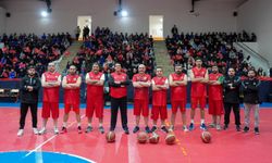 Başkan Yılmaz, parkede gençlerle kozlarını paylaştı! Büyük ilgi gördü…