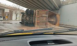 Gaziantep'te faciadan kılpayı! İbrahimli Mahallesi'nde kamyon yan yattı...