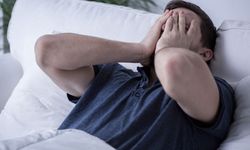 Uykuda tekme atmanın sebebi her zaman masum olmayabilir