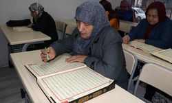Gaziantepli Hamide teyze, 70 yaşında Kur'an-ı Kerim okumayı başardı!