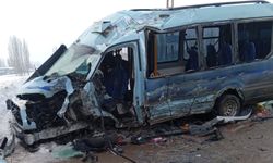 Yüksekova'da yolcu minibüsü ile otobüs çarpıştı: Çok sayıda yaralı var