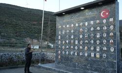 Gaziantep’te depremde iki çocuğunu kaybetmişti! Köyüne deprem anıtı yaptırdı! “Bu acılar unutulmaz”