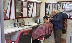 Gaziantep’te asrın felaketi meslek aşkını yıkamadı! Hasarlı dükkanını terk etmedi…