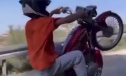 Ehliyetsiz motosikletlinin sosyal medya şovu pahalıya patladı! 77 bin TL ceza kesildi