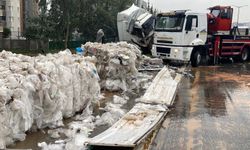 Gaziantep otoyolunda naylon atık yüklü tır bariyerlere çarptı! Otoyol çöplüğe döndü
