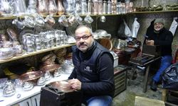 Meslektaş dayı yeğen 44 yıldır birlikte bakır işliyor