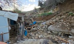 Depremde yıkılan evinin yerine yaptığı ahıra aşırı yağışta istinat duvarı çöktü