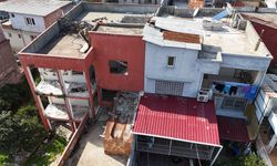 Ağır hasarlı bina yıkılmadı, 10 kişilik aile ölüm korkusuyla yaşıyor!