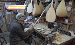 Gaziantep’te baba yadigarı atölyede 35 yıldır bağlama üretiyor!