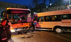 Servis minibüsüyle otobüs kafa kafaya çarpıştı!