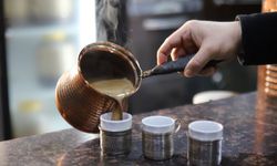 Gaziantep’te bakır cezvelerde hazırlanan menengiç kahvesi lezzetiyle dikkat çekiyor
