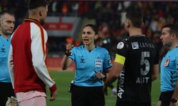 Süper Lig'de 22 yıl sonra bir ilk! Kadın hakem düdük çaldı