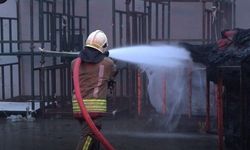 Gaziantep yolundaki fabrika yangınına müdahale eden itfaiye eri darbedildi