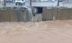 Şanlıurfa'da sağanak yağış cadde ve sokakları göle çevirdi (VİDEO HABER)