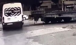 Gaziantep’te öğrenci servisine tren çarptı! Yürekleri ağza getiren anlar kamerada…