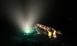 Göçmen kaçakçılarına darbe! Onlarca göçmen lastik bot içinde yakalandı...