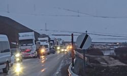 Karayolunda heyelan paniği! Yüzlerce araç yolda kaldı