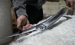 Gaziantep’te filmlerden esinlenen genç, ata mesleği olan kılıç ustalığını sürdürüyor