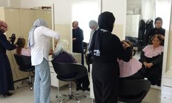 Gaziantep’te yaşlılar hayatlarında ilk defa kuaförde bakım yaptırdı!