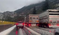 Adana'da kışı aratmayan manzara: Otoyol beyaza büründü (VİDEO HABER)