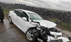 Gaziantep'in komşu ili Şanlıurfa’da iki otomobil kafa kafaya çarpıştı: 8 yaralı!