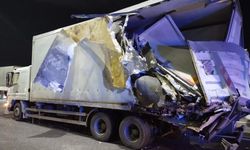 Yolcu otobüsü tıra çarptı: Çok sayıda yaralı!