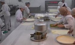 Gaziantep'te baklavacı kız öğrenciler Ramazan mesaisinde