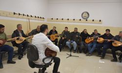 Gaziantep’te çiftçiler müzik kursunda gitar ve bağlama öğreniyor