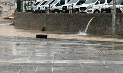 Gaziantep’te sağanak yağış sonrası yollar göle döndü (VİDEO HABER)