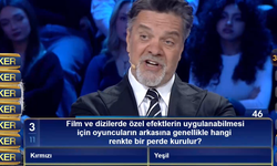 Film ve dizilerde özel efektlerin uygulanabilmesi için oyuncuların arkasına genellikle hangi renkte bir perde kurulur?