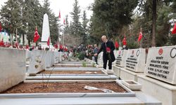 Gaziantep’te şehitlerimiz unutulmadı! Vali Çeber ve Tahmazoğlu’ndan anlamlı ziyaret