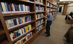 Gaziantep’te kitap kurdu emekli terzi gençlere örnek oluyor