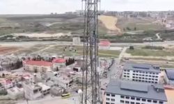 İntihar girişimine havadan müdahale! Elektrik direğine çıkan şahıs, polis dronu ile vazgeçirildi