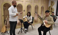 Gaziantep’te görme engelli Umut, Aşık Veysel'in yolundan gidiyor