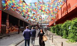 Turistlerin ilgi odağı olmuştu! Renkli sokağı fırtına vurdu...