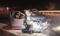 Hafif ticari araç kamyona çarptı! Yaralılar var…