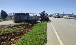 Kilis-Gaziantep karayolunda beton mikseri devrildi! Araçta maddi hasar oluştu